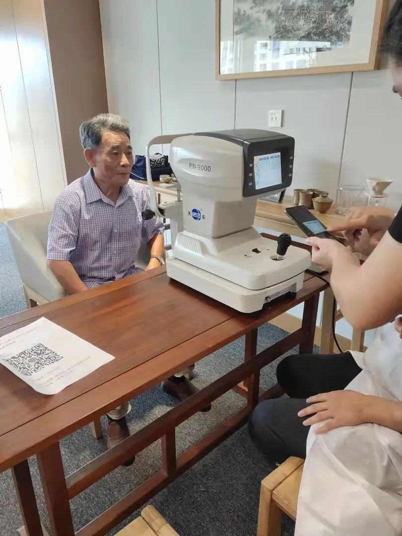 待到重阳日，品茗赏菊花！冠豪眼镜公益活动走进温州人家园会客厅