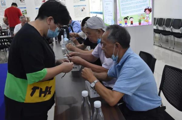 “老干部‘走 看 促’，助企业辟新路”